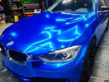 BMW 320i con full wrap Blue Chrome, después