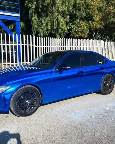 BMW 320i con full wrap Blue Chrome