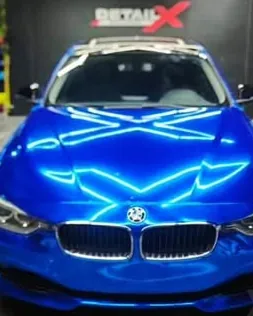 Frente del BMW 320i en Blue Chrome