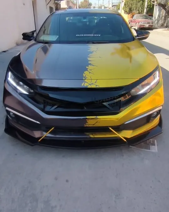 Honda Civic mitad negro y mitad amarillo durante el wrap