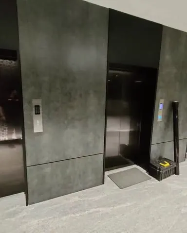 Elevadores de oficina con película aplicada en puertas y marcos