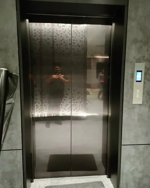 Elevador de oficina con película tono humo reflectiva