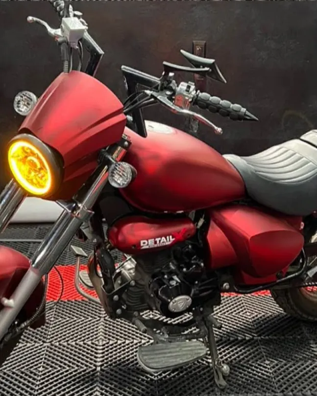 Moto 250 con full wrap rojo satinado
