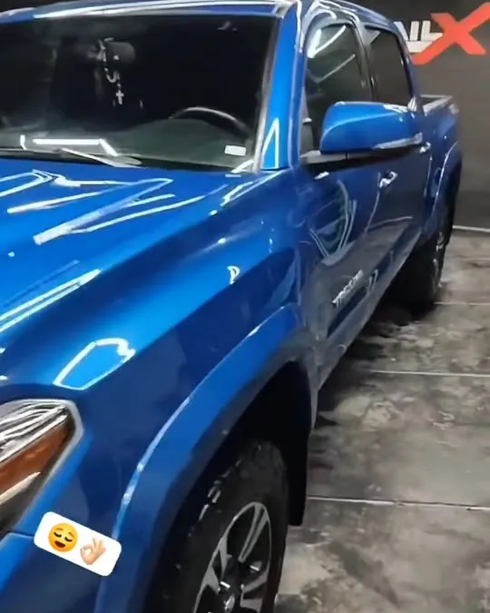 Toyota Tacoma azul en el taller